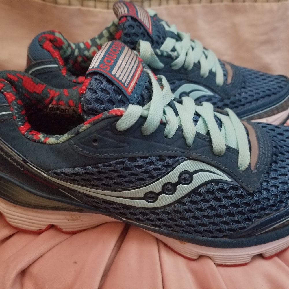 Women's Saucony shoes size 7 nice!